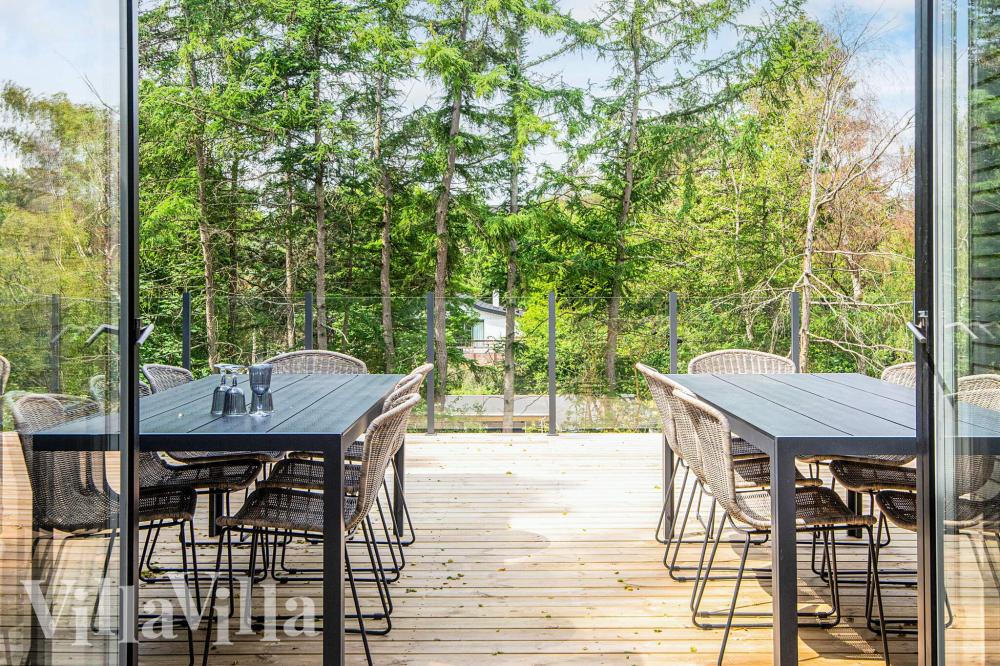 Luksushus nr. 940 har en dejlig terrasse med gode havemøbler til 16 personer.