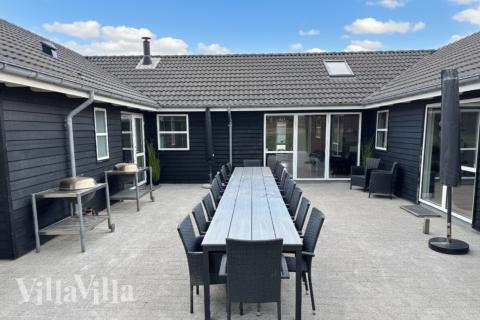 Luksushus nr. 196 har en dejlig terrasse med gode havemøbler til 22 personer.