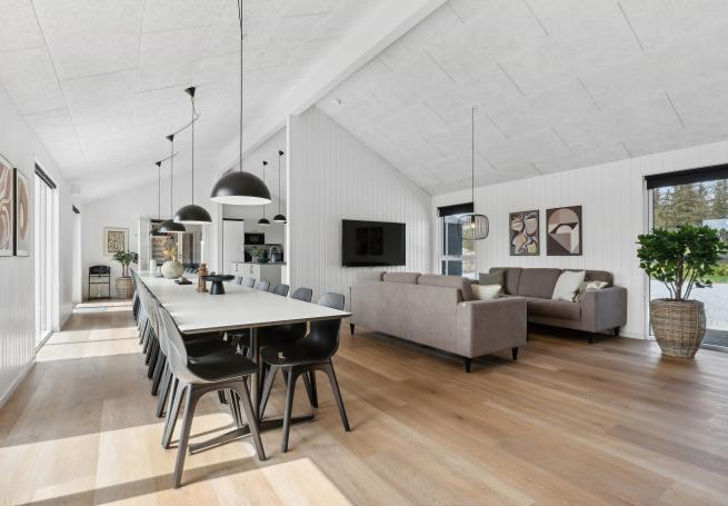 Det store lyse opholdrum i luksushus nr. 923 til 30.