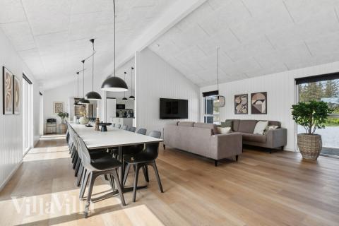 Det store lyse opholdrum i luksushus nr. 923 til 30.