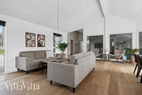 Sofaen i luksushus 923 i Lolland/Falster/Møn indbyder til brætspil eller at se en film sammen.