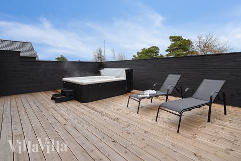 Luksushus nr. 923 har en dejlig terrasse med gode havemøbler til 30 personer.