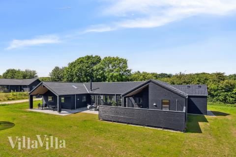 Dette skønne poolhus nr. 923 med plads til 30 personer ligger i Lolland/Falster/Møn