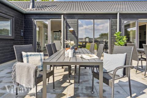 På terrassen i sommerhus nr. 923 er der plads til 30 personer.