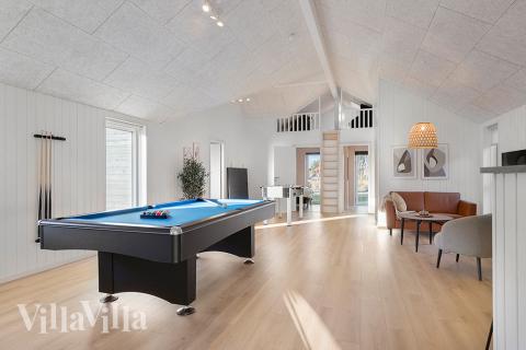 Ud over de mange timer, man kan bruge i husets pool-afdeling, så byder luksushus 808 også på billard/bordtennis og dart