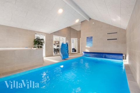 Sommerhus 808 er indrettet med en lækker poolafdeling med vandrutsjebane, dejlig stor indbygget spabad og sauna