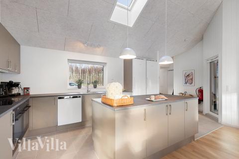 Køkkenet i luksushus nr. 808 er udstyrret, så I let kan lave mad til 20 personer.