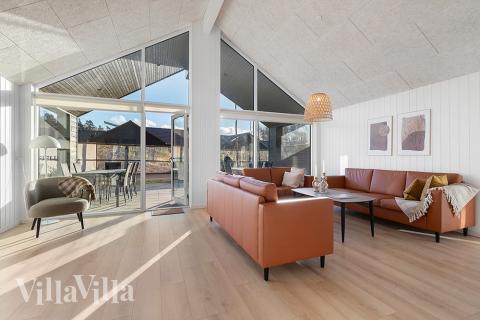 Sofaen i luksushus 808 i Østjylland indbyder til brætspil eller at se en film sammen.