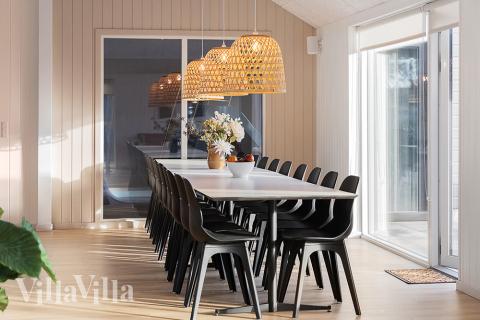 I kan sagtens side 20 personer sammen i sommerhusets opholdsrum, når I besøger luksushus 808 i Østjylland.