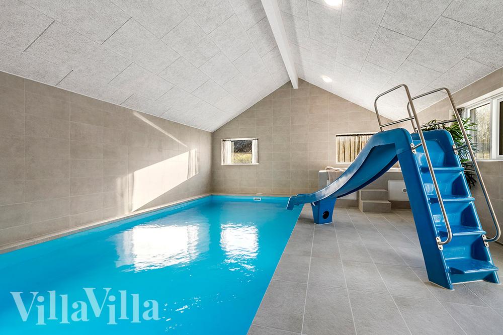 Sommerhus 806 er indrettet med en lækker poolafdeling med vandrutsjebane, dejlig stor indbygget spabad og sauna