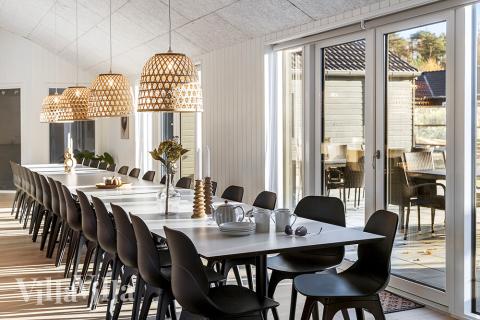 I kan sagtens side 30 personer sammen i sommerhusets opholdsrum, når I besøger luksushus 806 i Østjylland.