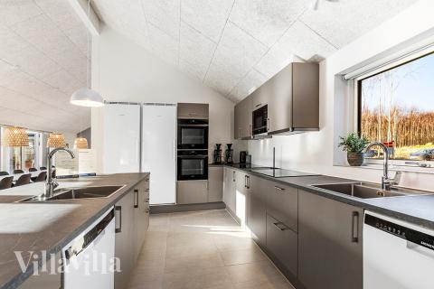 Køkkenet i luksushus nr. 806 er udstyrret, så I let kan lave mad til 30 personer.