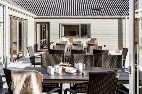 Luksushus nr. 806 har en dejlig terrasse med gode havemøbler til 30 personer.