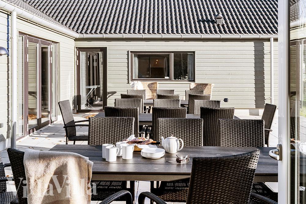 Luksushus nr. 806 har en dejlig terrasse med gode havemøbler til 30 personer.