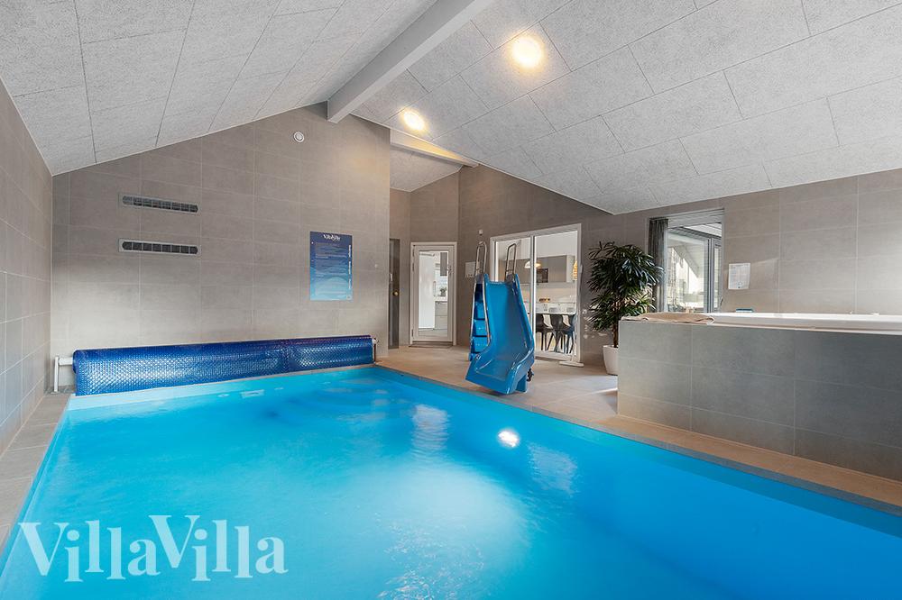 Sommerhus 802 er indrettet med en lækker poolafdeling med vandrutsjebane, dejlig stor indbygget spabad og sauna