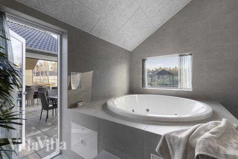 Nyd varmen i spaen i luksushus nr. 802 i Østjylland