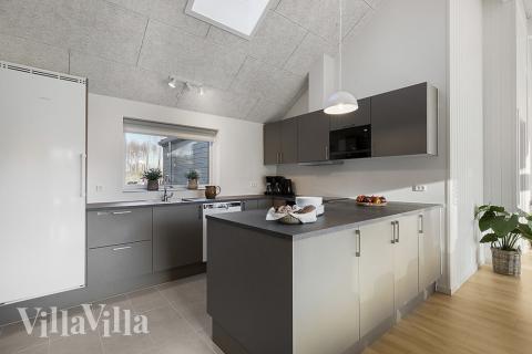 Køkkenet i luksushus nr. 802 er udstyrret, så I let kan lave mad til 16 personer.