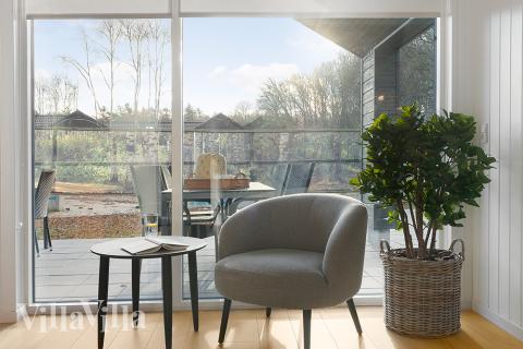 Der er mulighed for hygge i sommerhusets sofaarrangement, når I besøger luksushus nr. 802