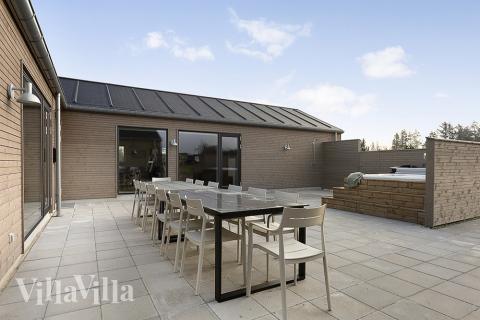 På terrassen i sommerhus nr. 903 er der plads til 20 personer.