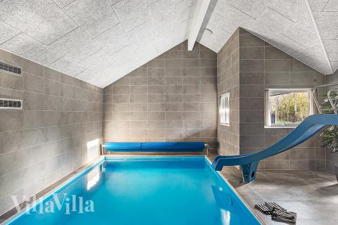 Sommerhus 911 er indrettet med en lækker poolafdeling med vandrutsjebane, dejlig stor indbygget spabad og sauna