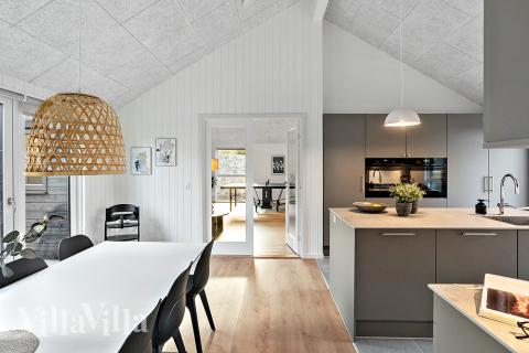 I kan sagtens side 20 personer sammen i sommerhusets opholdsrum, når I besøger luksushus 911 i Lolland/Falster/Møn.