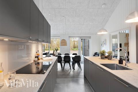 Køkkenet i luksushus nr. 911 er udstyrret, så I let kan lave mad til 20 personer.