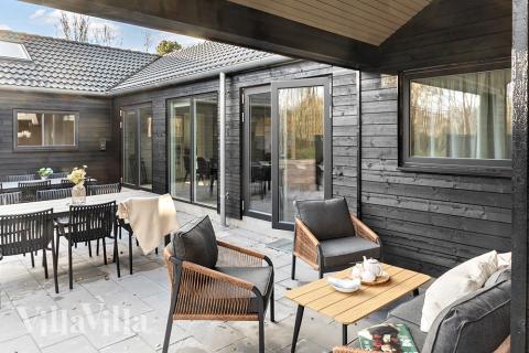 Luksushus nr. 911 har en dejlig terrasse med gode havemøbler til 20 personer.