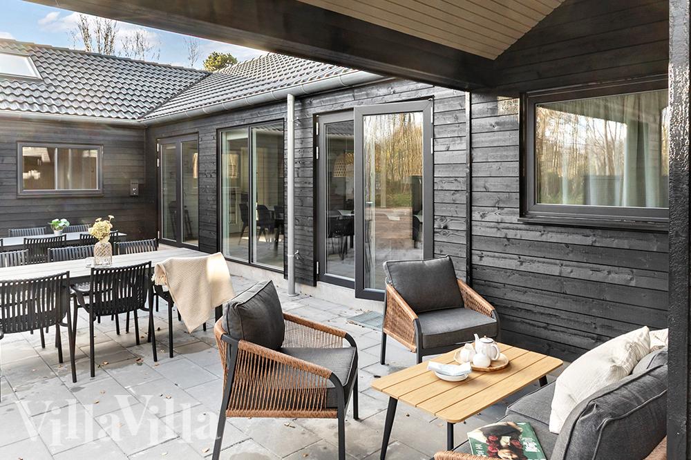 Luksushus nr. 911 har en dejlig terrasse med gode havemøbler til 20 personer.