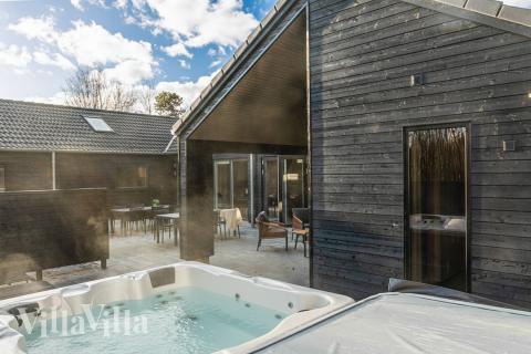 På terrassen i sommerhus nr. 911 er der plads til 20 personer.