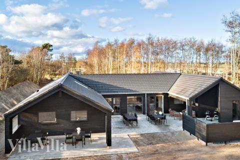 Dette skønne poolhus nr. 911 med plads til 20 personer ligger i Lolland/Falster/Møn