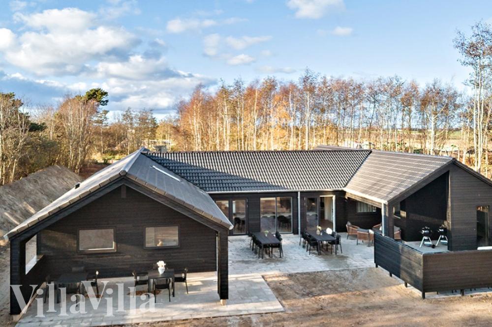 Dette skønne poolhus nr. 911 med plads til 20 personer ligger i Lolland/Falster/Møn