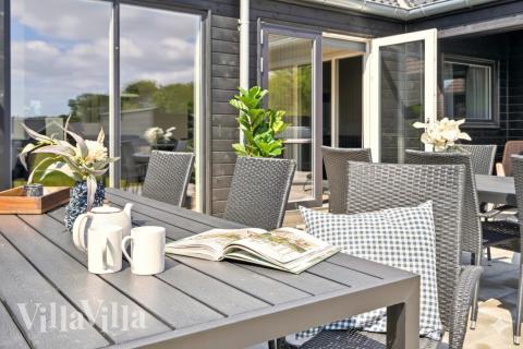 På terrassen i sommerhus nr. 927 er der plads til 8 personer.