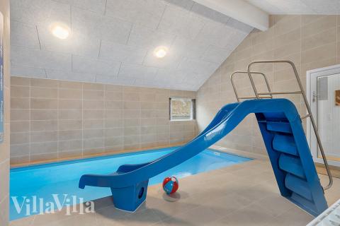 Sommerhus 900 er indrettet med en lækker poolafdeling med vandrutsjebane, dejlig stor indbygget spabad og sauna