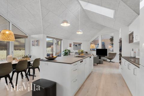 Køkkenet i luksushus nr. 900 er udstyrret, så I let kan lave mad til 18 personer.