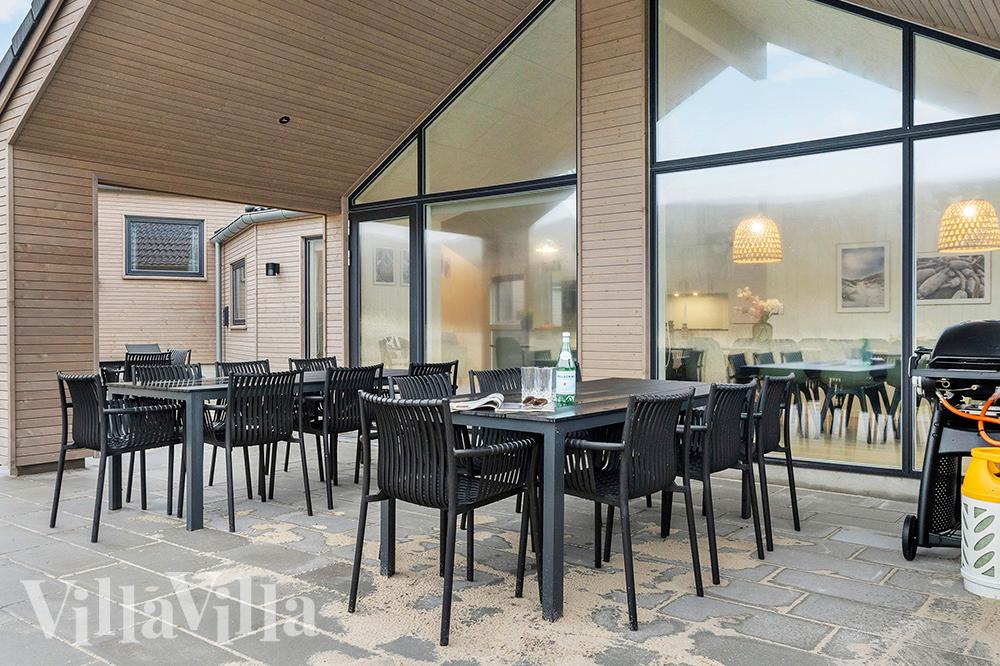 Nyd en grillaften på terrassen i luksushus nr. 900 i Vestjylland