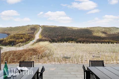 På terrassen i sommerhus nr. 900 er der plads til 18 personer.