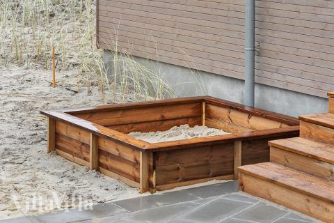 I det attraktive aktivitesrum i luksushus nr. 900 i Vestjylland  er der masser af udendørs aktiviteter, f.eks. legetårn og gynge