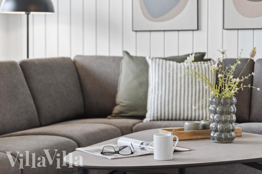 Sofaen i luksushus 921 i Fyn og øer indbyder til brætspil eller at se en film sammen.