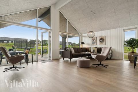 Der er mulighed for hygge i sommerhusets sofaarrangement, når I besøger luksushus nr. 921