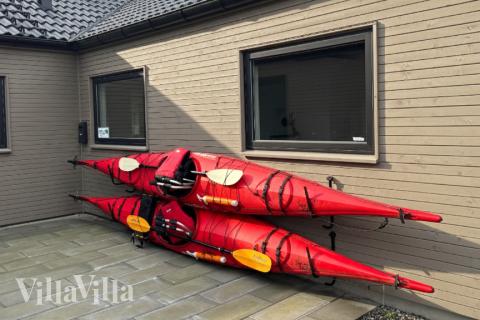 I det attraktive aktivitesrum i luksushus nr. 665 i Fyn og øer  er der masser af udendørs aktiviteter, f.eks. legetårn og gynge