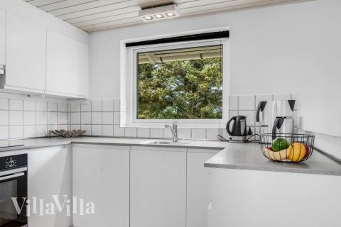 Køkkenet i luksushus nr. 937 er udstyrret, så I let kan lave mad til 12 personer.