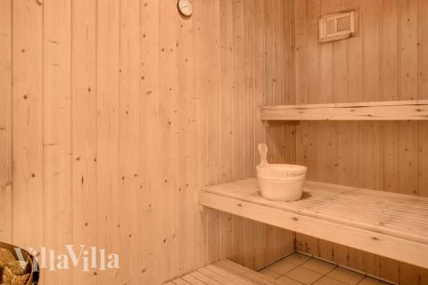 Nyd varmen i saunaen i luksushus nr. 937 til 12 personer