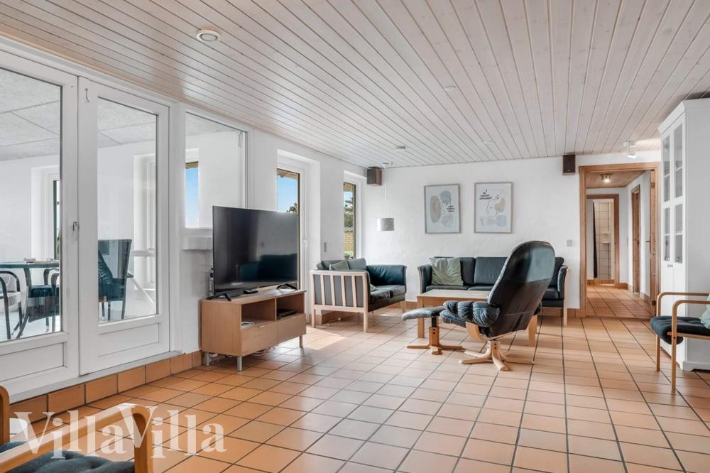 Sofaen i luksushus 937 i Vestjylland indbyder til brætspil eller at se en film sammen.