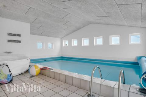 Sommerhus 937 er indrettet med en lækker poolafdeling med vandrutsjebane, dejlig stor indbygget spabad og sauna