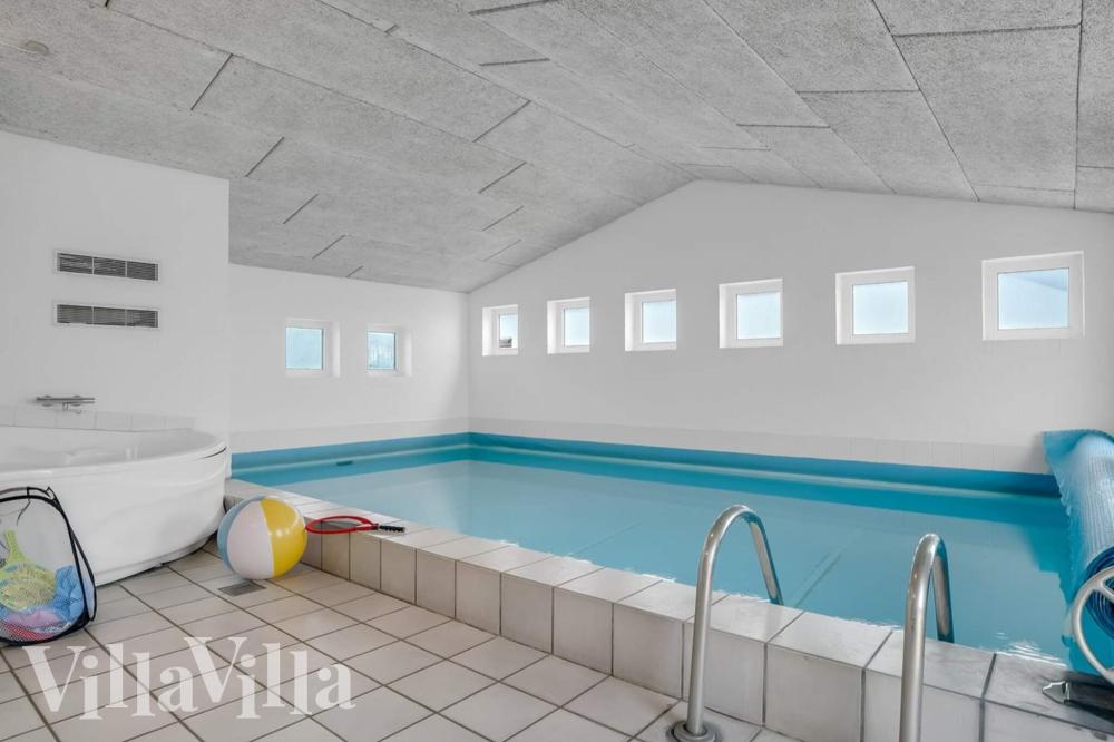 Sommerhus 937 er indrettet med en lækker poolafdeling med vandrutsjebane, dejlig stor indbygget spabad og sauna