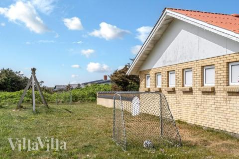 I det attraktive aktivitesrum i luksushus nr. 937 i Vestjylland  er der masser af udendørs aktiviteter, f.eks. legetårn og gynge