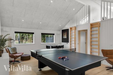 Ud over de mange timer, man kan bruge i husets pool-afdeling, så byder luksushus 922 også på billard/bordtennis og dart