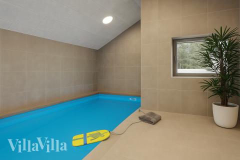 Sommerhus 922 er indrettet med en lækker poolafdeling med vandrutsjebane, dejlig stor indbygget spabad og sauna