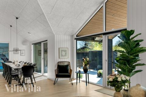 Det store lyse opholdrum i luksushus nr. 922 til 14.