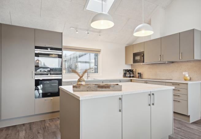 Køkkenet i luksushus nr. 916 er udstyrret, så I let kan lave mad til 18 personer.